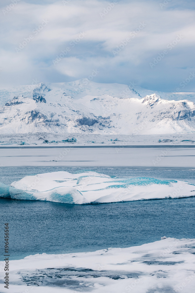 Obraz premium Winter landscape view of popular Glacier Lagoon with many small icebergs - Jokulsarlon, east Iceland.