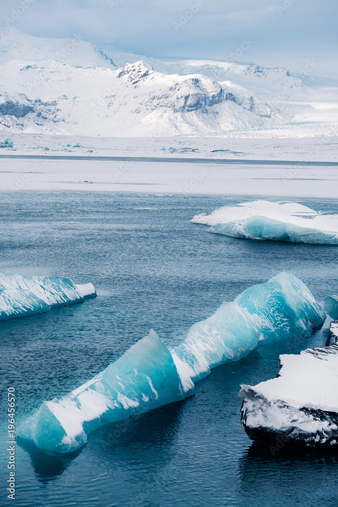 Obraz premium Winter landscape view of popular Glacier Lagoon with many small icebergs - Jokulsarlon, east Iceland.