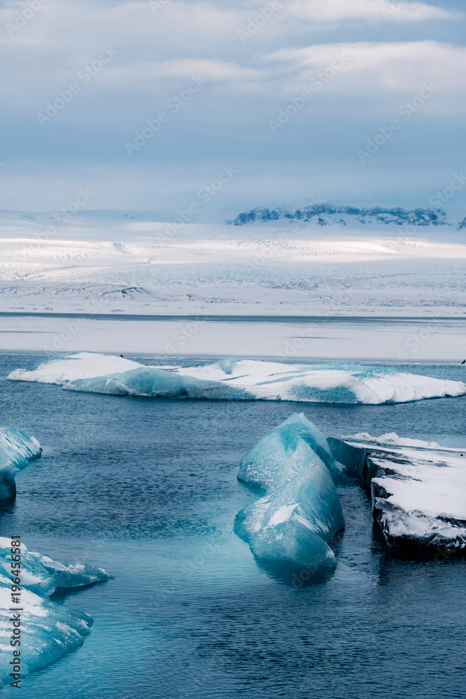 Obraz premium Winter landscape view of popular Glacier Lagoon with many small icebergs - Jokulsarlon, east Iceland.