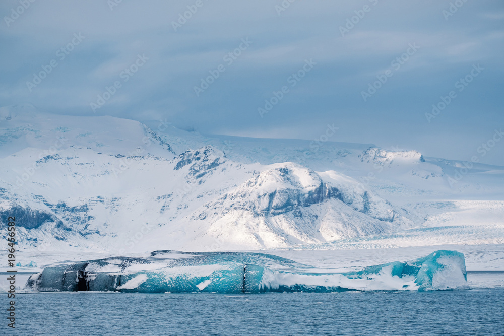 Obraz premium Winter landscape view of popular Glacier Lagoon with many small icebergs - Jokulsarlon, east Iceland.