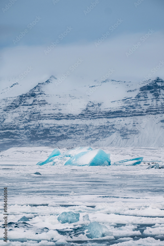 Obraz premium Winter landscape view of popular Glacier Lagoon with many small icebergs - Jokulsarlon, east Iceland.