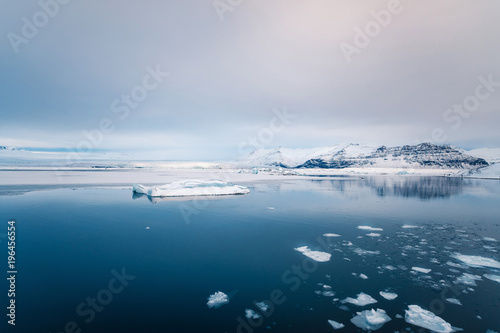 Fotografía Winter landscape view of popular Glacier Lagoon with many small icebergs - Jokulsarlon, east Iceland