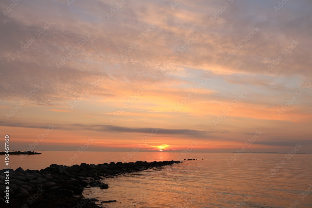 malerischen Buhne und romantische Lichtstimmung bei Sonnenaufgang an der Ostsee