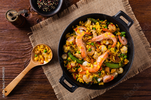Canvas Print Traditional Spanish paella with seafood and chicken.