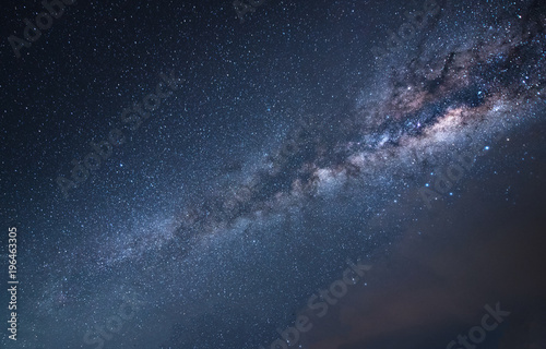 Obraz Fotografia nocnego nieba z rdzeniem Drogi Mlecznej. Obraz zawiera miękkie ogniskowanie, rozmycie i szum z powodu długiego naświetlania i wysokiego iso.