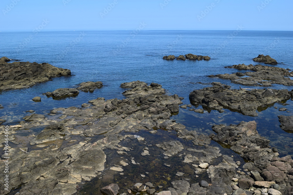 奇岩怪石の磯が続く山形県庄内海岸の岩場 奇岩怪石の磯が続く山形県庄内海岸の岩場
