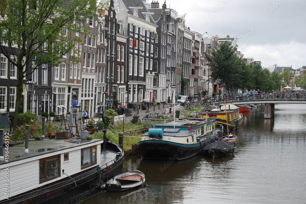 Vue d'un canal avec des péniches à Amsterdam - Pays-Bas