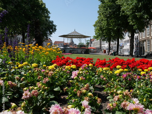 Kioske et fleurs sur la place de Zierikzee en Zeelande - Pays-Bas
