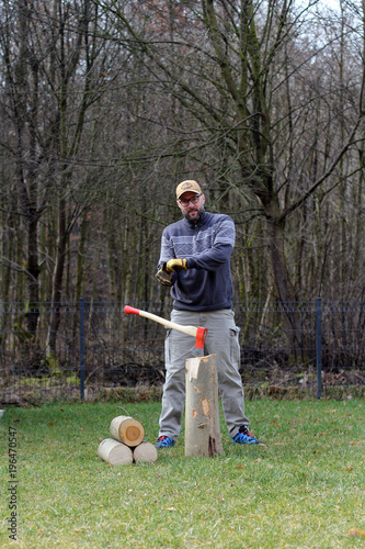 Holzhacker im Garten photo