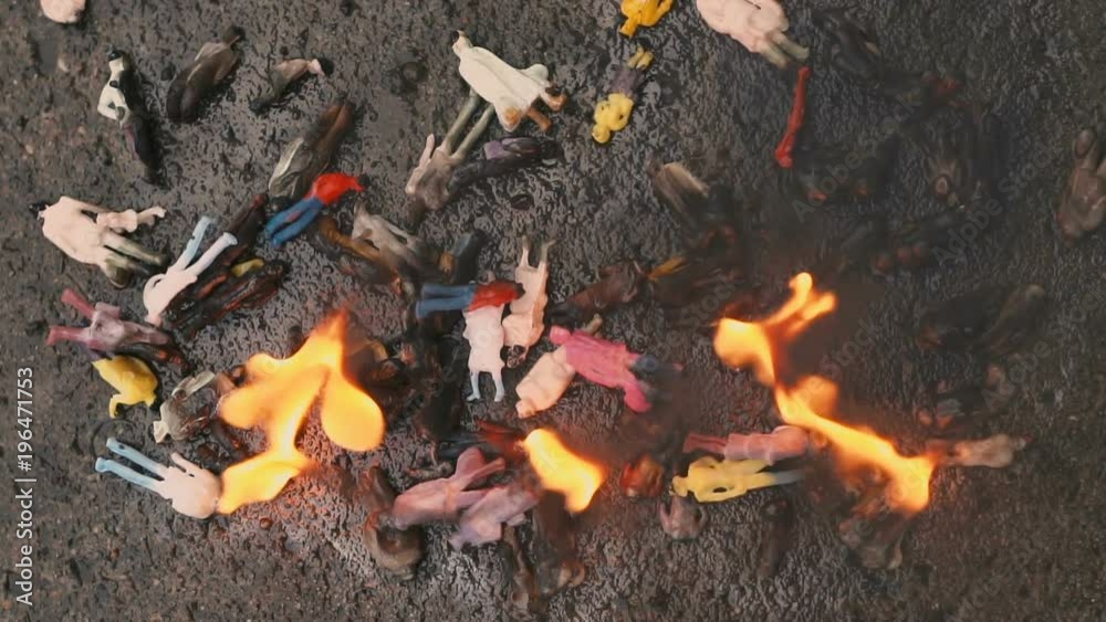 Burning people. Models of people are burning. The concept of aggression, ecology, danger. Slow motion. Burning people. Models of people are burning. The concept of aggression, ecology, danger. Slow motion.