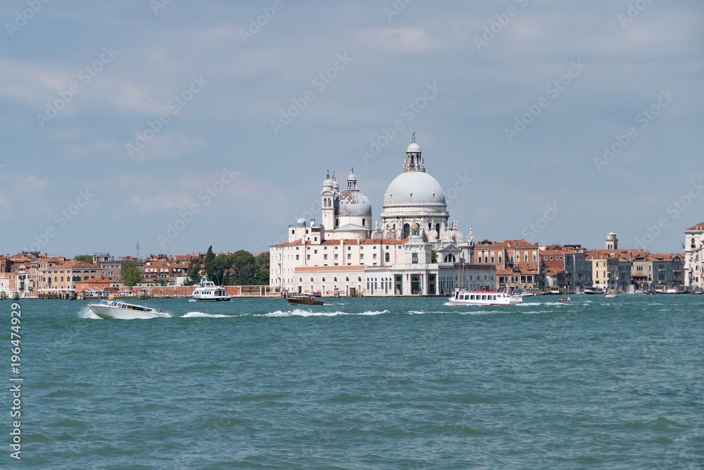 Venedig mit Blick auf Kirche Santa Maria della Salute mit Boote und blauen Wolken Himmel