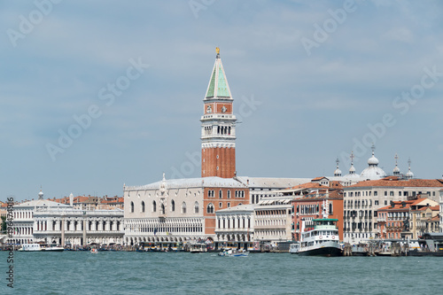 Venedig mit Blick auf Campanile und Doggen Palast mit Gondel und blauen Wolken Himmel
