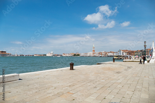 Venedig mit Blick auf Fährentermial mit Gondel und blauen Wolken Himmel