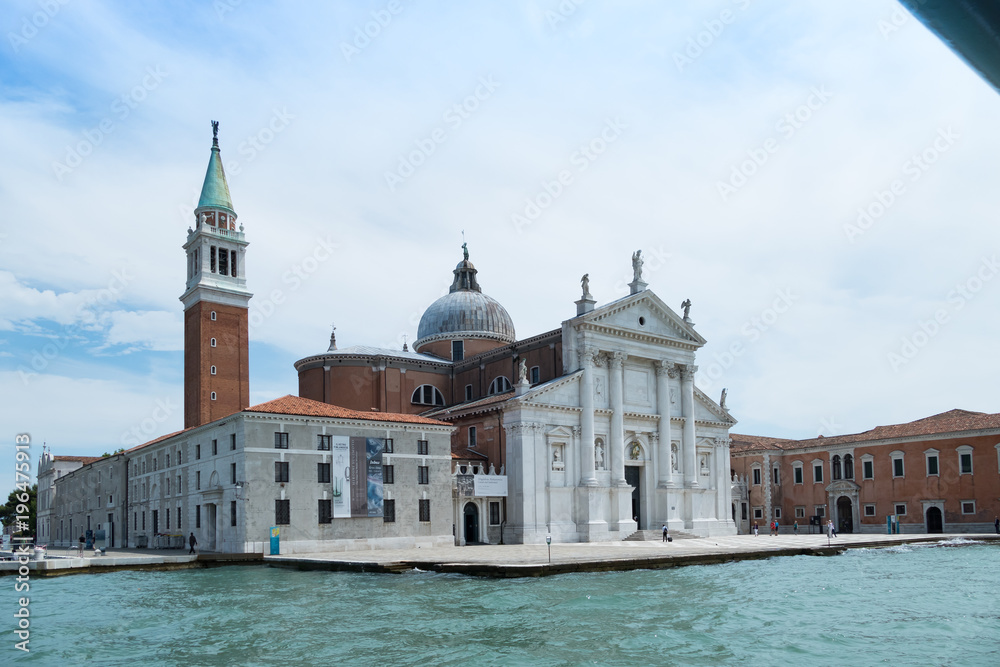 Venedig mit Blick auf Insel Giudecca mit Gondel und blauen Wolken Himmel