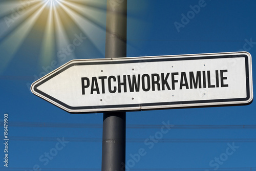 Ein Richtungspfeil zeigt in Richtung einer Patchworkfamilie