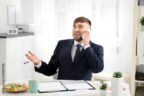 Young businessman talking o...