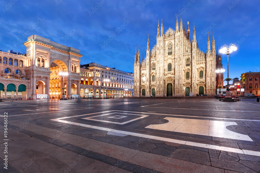 Fototapeta premium Panorama Piazza del Duomo, Plac Katedralny z katedrą w Mediolanie lub Duomo di Milano i Galleria Vittorio Emanuele II, w godzinach porannych, Mediolan, Lombardia, Włochy