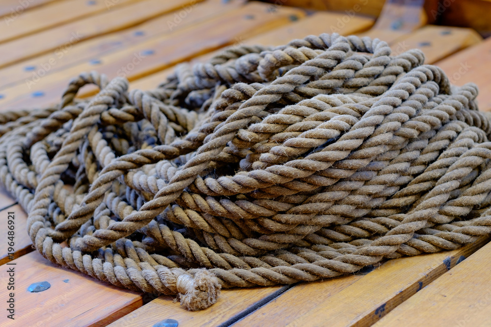 Seil leigt auf dem Boden eines Bootes