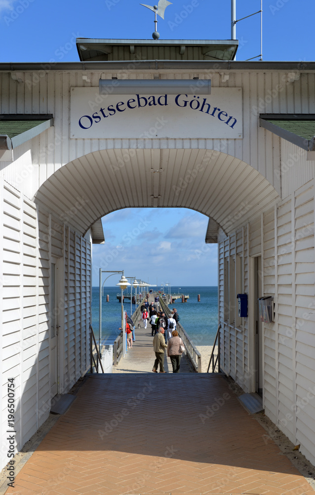 Fototapeta premium Durchgang zur Seebrücke Göhren auf Rügen