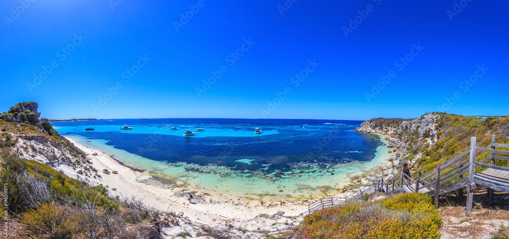 Obraz premium Panoramaaufnahme eines Sandstrandes auf Rottnest Island fotografiert bei wolkenlosem blauem Himmel zur Mittagszeit im Sommer 2015