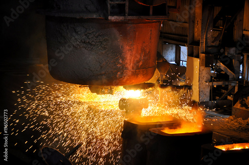 Fotografie steel pouring in the shop