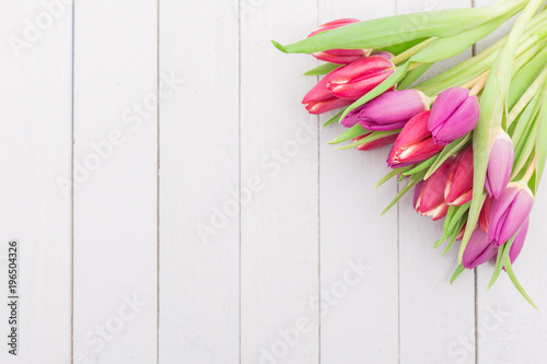 Bunte Frühlingsblumen auf einem Holztisch für Karten 