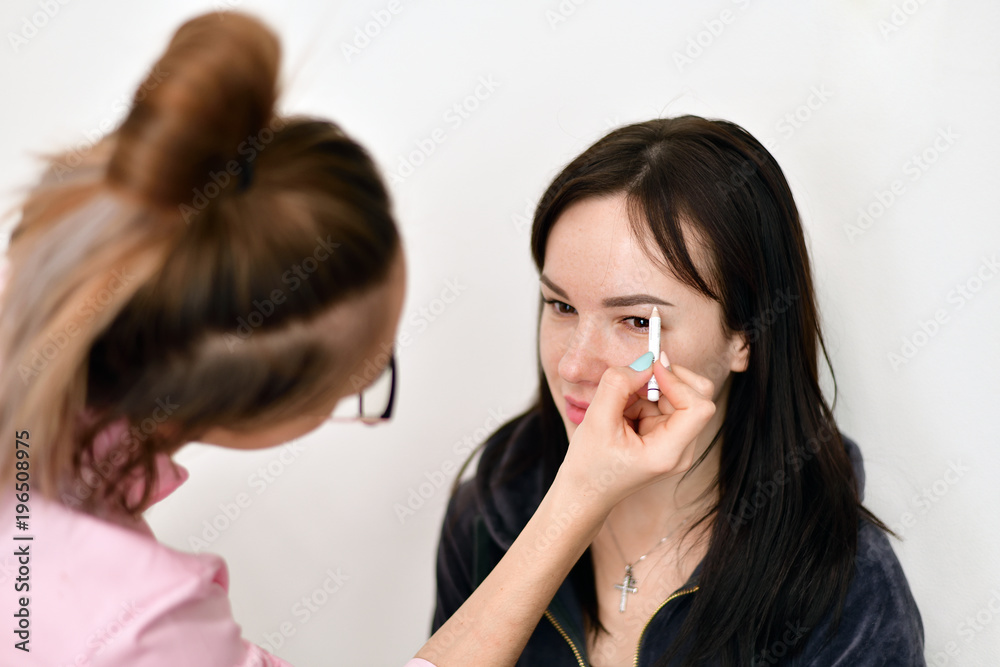makeup artist paints eyebrows for young girl makeup artist paints eyebrows for young girl