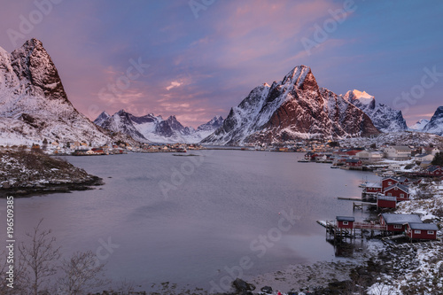 Sonnenaufgang über Reine auf den Lofoten in Norwegen