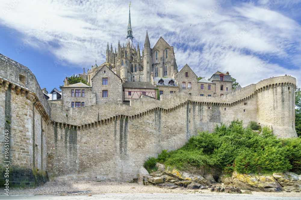 Fototapeta premium Christliche Bastion im Meer: Mont Saint Michel an der Grenze zwischen Bretagne und Normandie