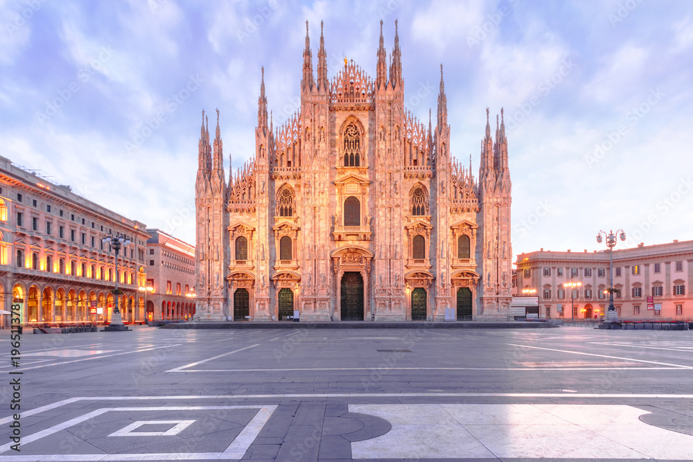 Naklejka premium Piazza del Duomo, Plac Katedralny, z katedrą w Mediolanie lub Duomo di Milano rano, Mediolan, Lombardia, Włochy