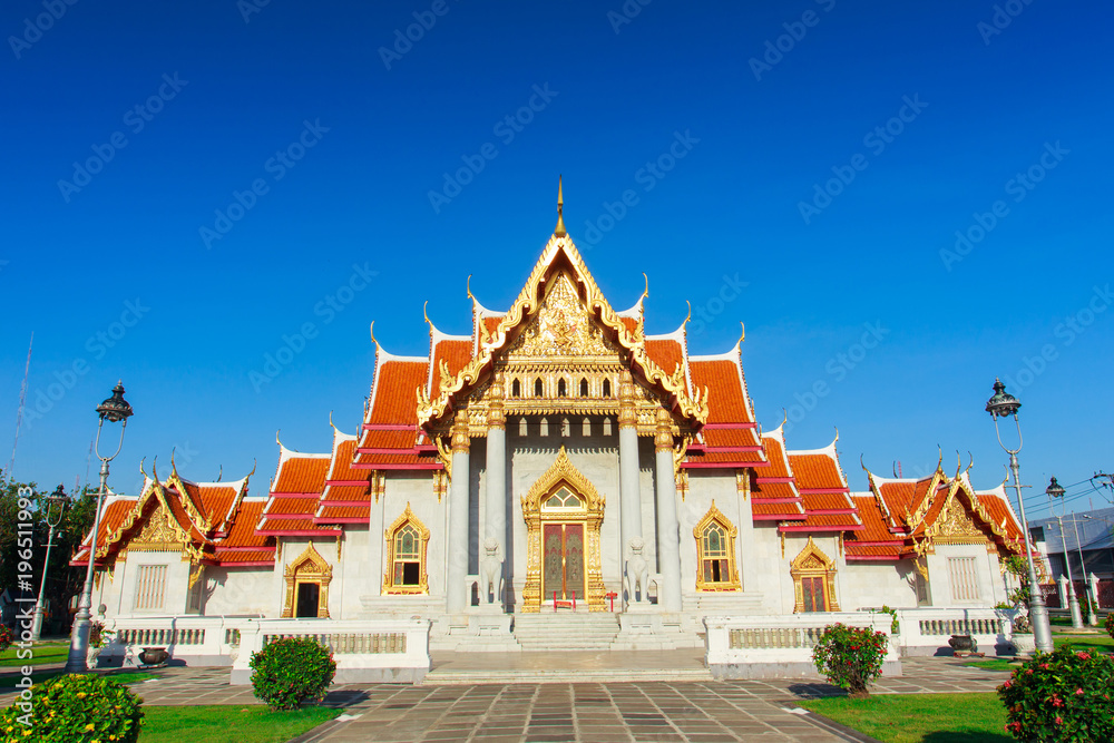 Naklejka premium The Marble Temple, Wat Benchamabopit Dusitvanaram in Bangkok, Thailand