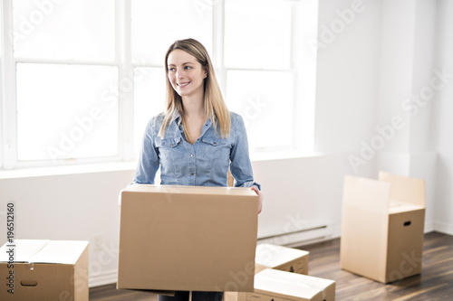 A woman with box at home © Louis-Photo