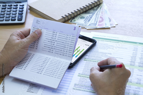Analysing saving deposit bank account in cash flow statement management with mobile application.