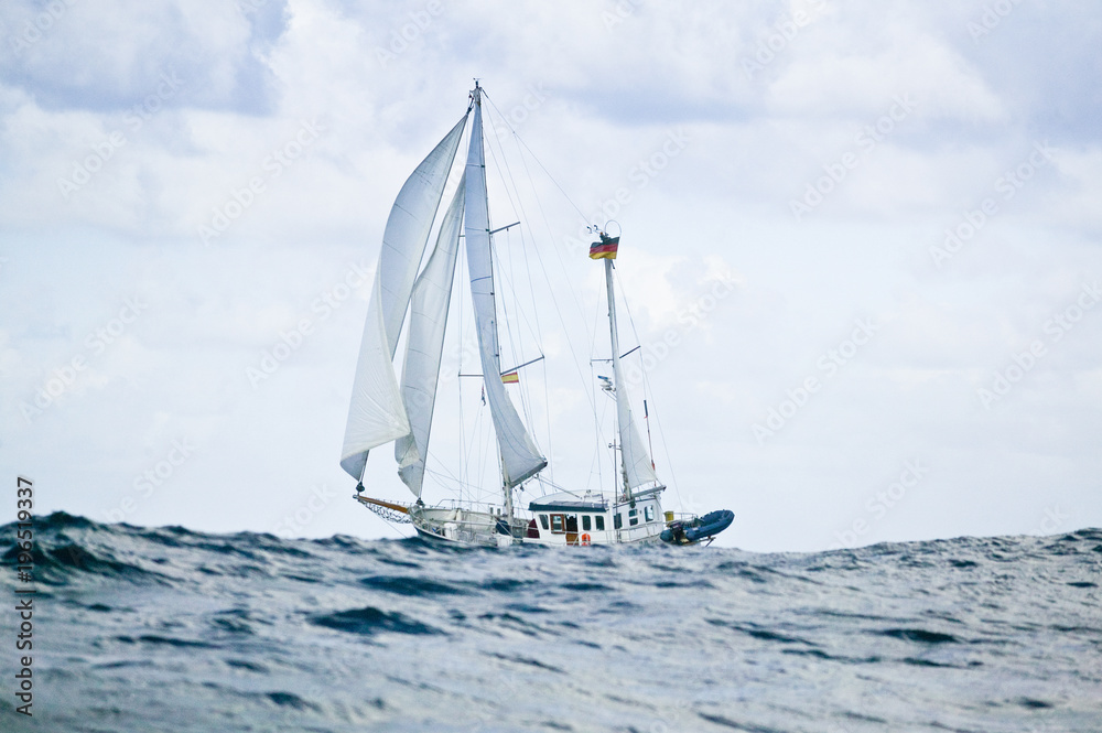 Fototapeta premium Segelyacht auf hoher See im schweren Seegang