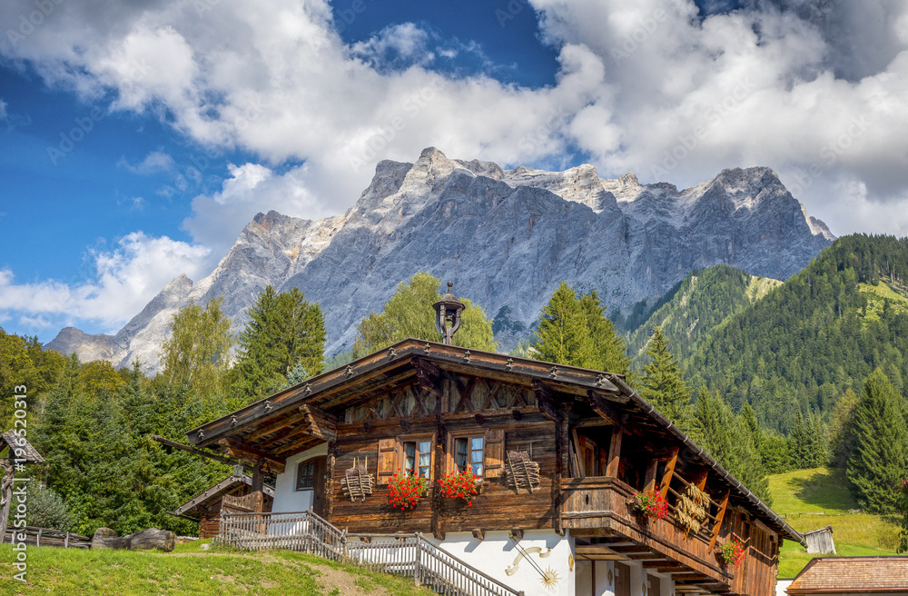 traditionelles Bauernhaus in Ehrwald in Tirol mit der Zugspitze im Hintergrund