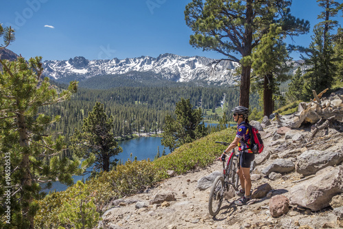 Mountainbike fahren in Mammoth Lakes, Sierra Nevada, Californien, USA