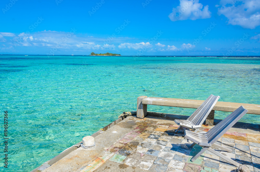 Fototapeta premium Belize Cayes - Small tropical island at Barrier Reef with paradise beach - known for diving, snorkeling and relaxing vacations - Caribbean Sea, Belize, Central America