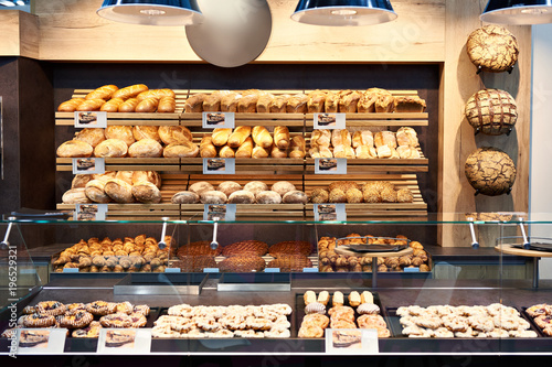 Fresh bread and pastries in bakery Fototapet