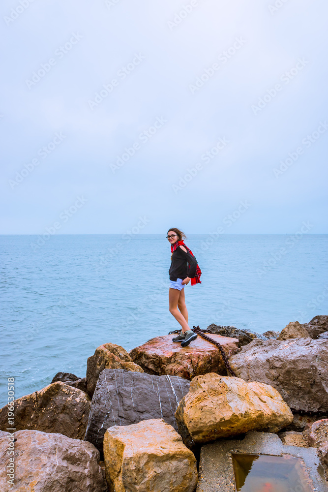 Fillette sur la digue du Grau du Roi