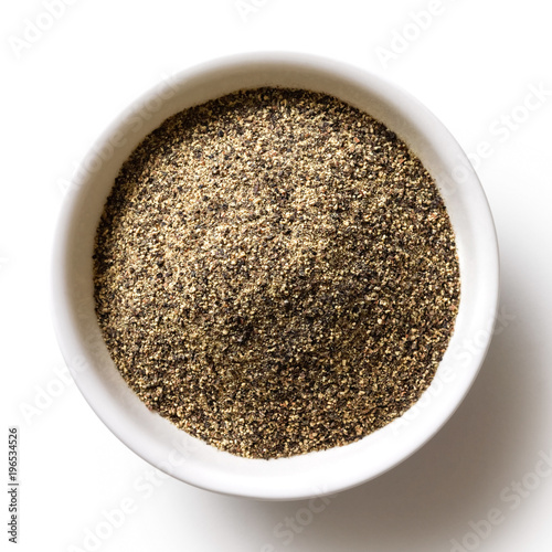 Photos Finely ground black pepper in white ceramic bowl isolated on white from above