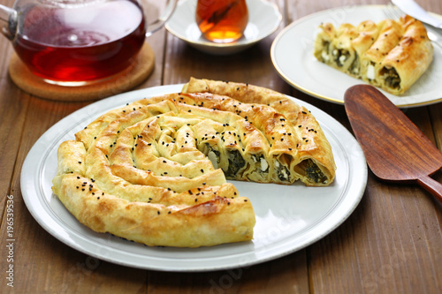 Fotografía homemade rolled borek, spinach and feta cheese, turkish cuisine