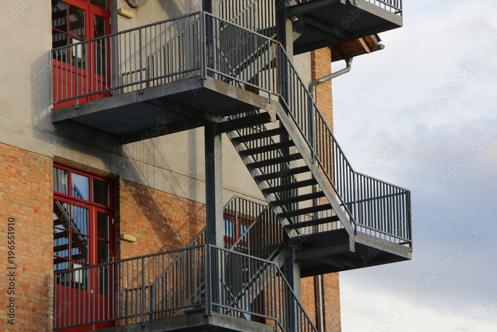 external staircase, Außentreppe an einem Gebäude, Stahltreppe