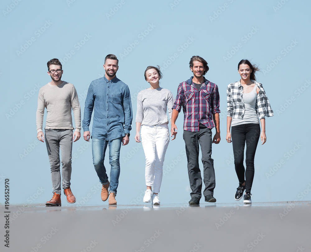 Obraz premium team of confident friends go ahead