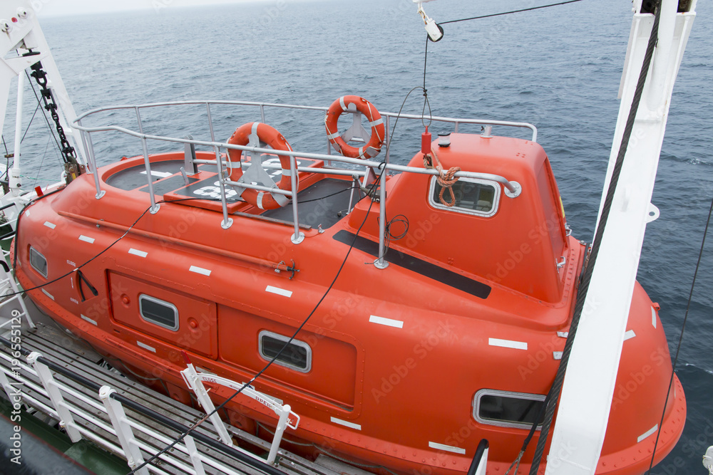 Obraz premium closed lifeboat on a ship