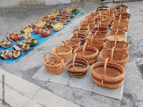 exposition de paniers au marché d'Issigeac