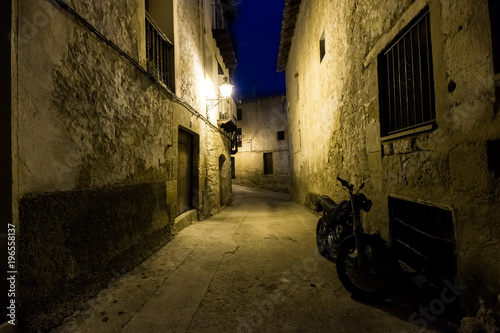 pueblo rural en la noche