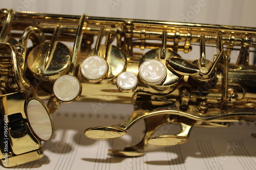 Saxophon auf Notenpapier