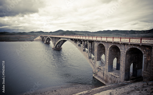 Fototapeta Naklejka Na Ścianę i Meble -  bridge across the Yellow river in bad weather