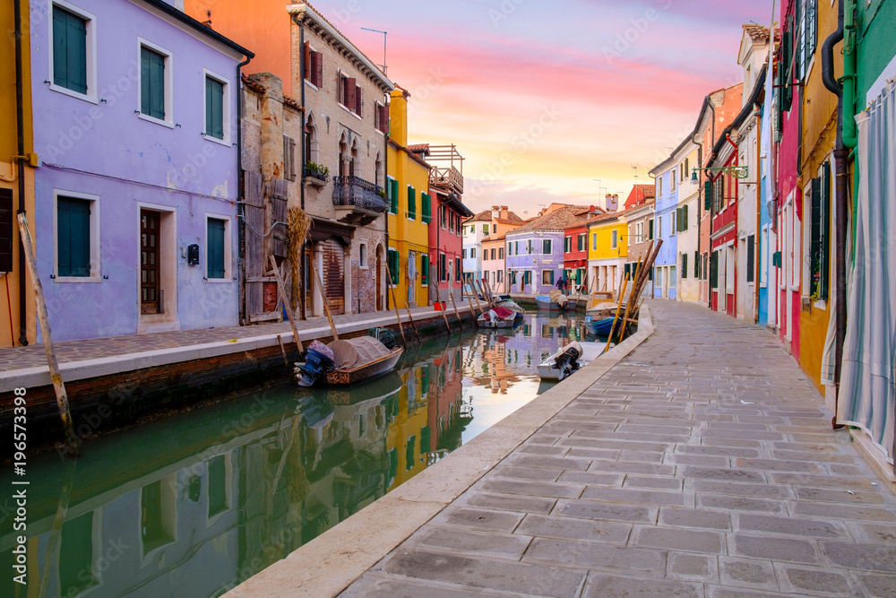 Fototapeta Punkt zwrotny w Wenecji, kolorowe domy na wyspie burano