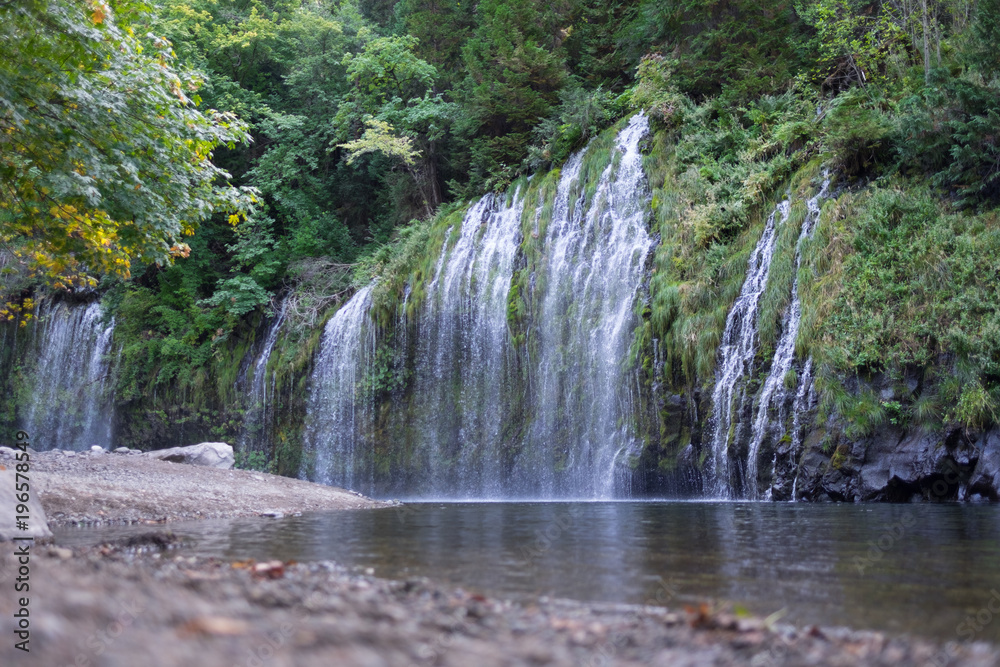 Obraz premium Wodospady Mossbrae z ziemi - woda z przodu
